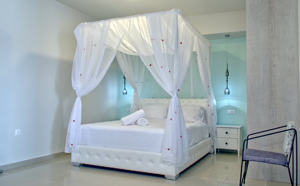 epipleon luxury suites room 101 img 1 - Πελατολόγιο
