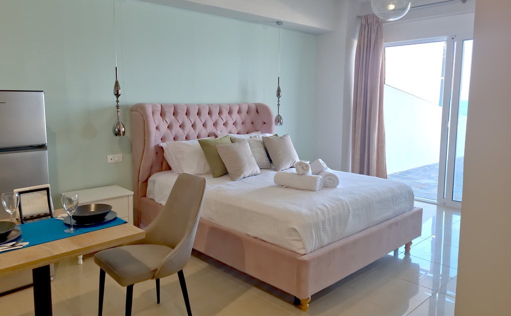 epipleon luxury suites room 106 img 1 - Πελατολόγιο