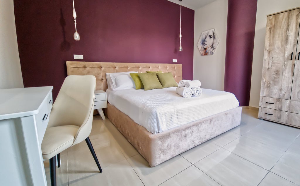 epipleon luxury suites room 108 img 1 - Πελατολόγιο